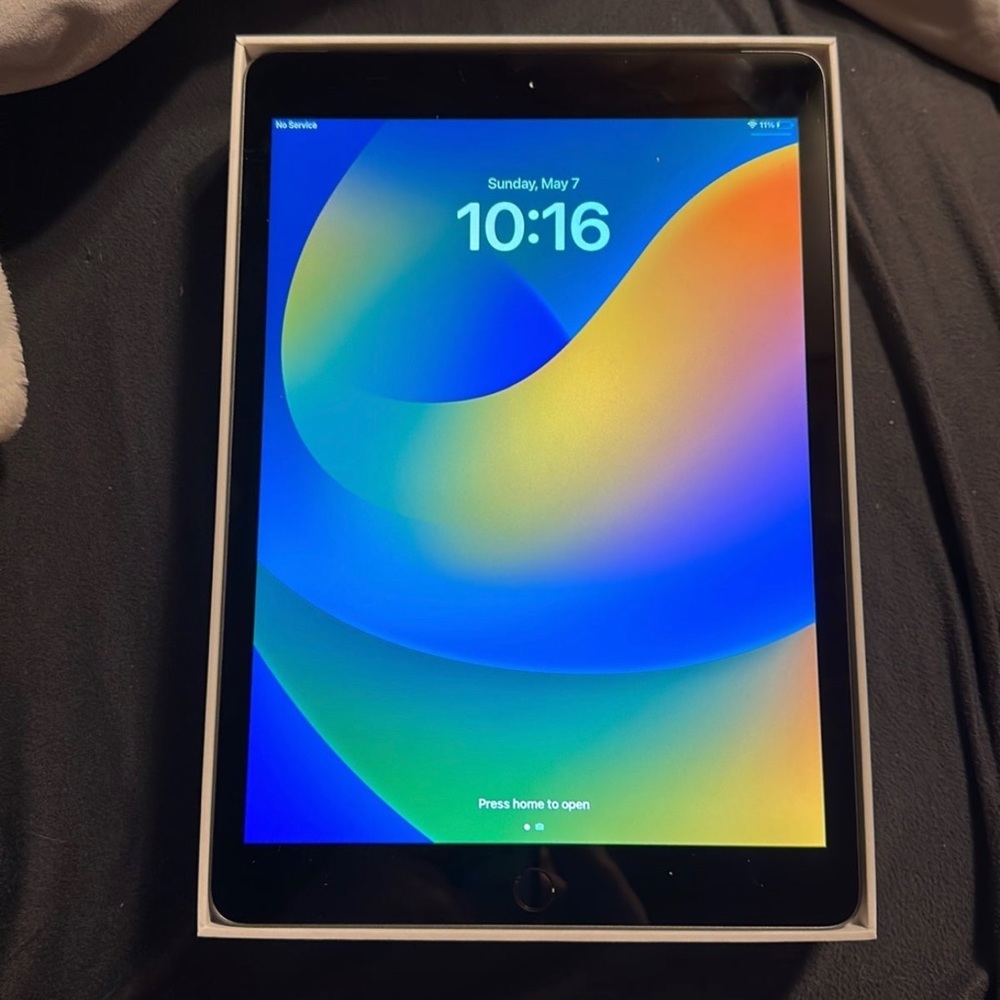 Apple iPad 7th Generation 32GB in Space gray US cellular